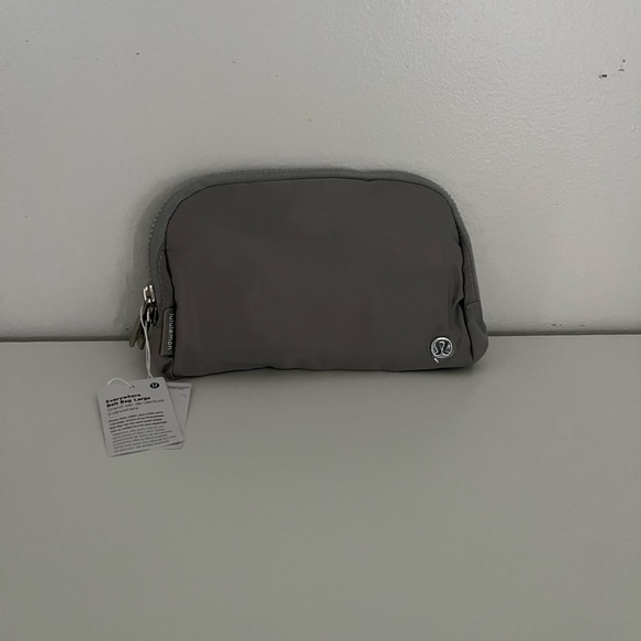 COPY - 2L Lululemon Everywhere Belt Bag (large) - Picture 2 of 4